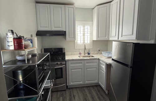 Hawthorne House | Charming 1-bedroom house in Hawthorne with AC