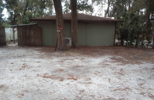 Zellwood House | Charming 1-bedroom house with WiFi, AC, parking for truckers in lovely Apopka