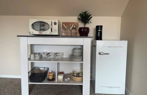 Hilltop House | Charming 1-bedroom private guest suite in Central Tacoma with AC, WiFi