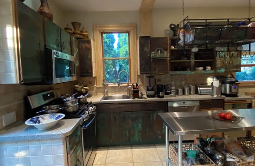 New Rochelle Apartment | Charming 1-bedroom apartment - 38 Mins to NYC/Parking on site