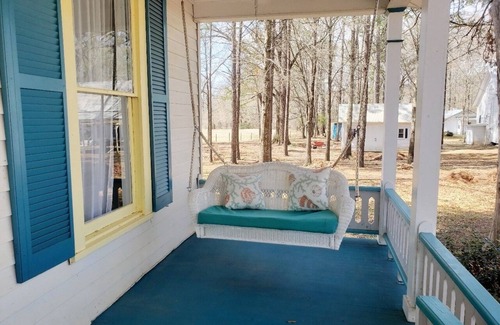 Shelbyville House | Charming 1 bedroom house in relaxing Shelbyville close to Toledo Bend Lake.