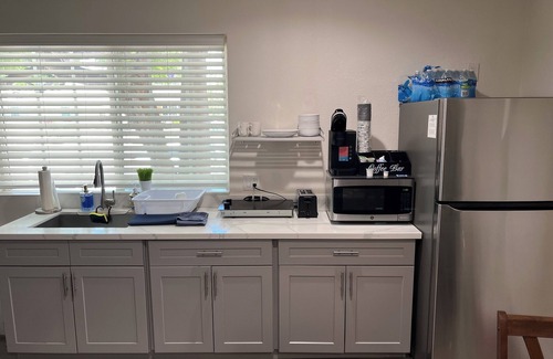 Simi Valley House | Charming 1-bedroom house unit in lovely Simi Valley close to a plaza with Stores