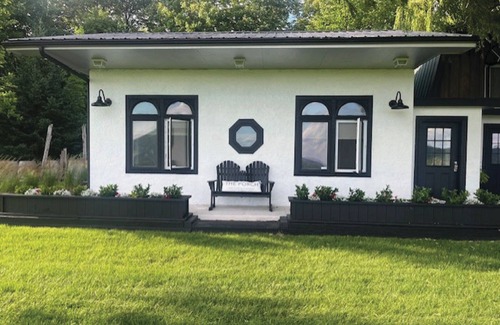 Boyne Falls Cottage | Charming 10 acre gated property with Cottage overlooking Boyne Valley