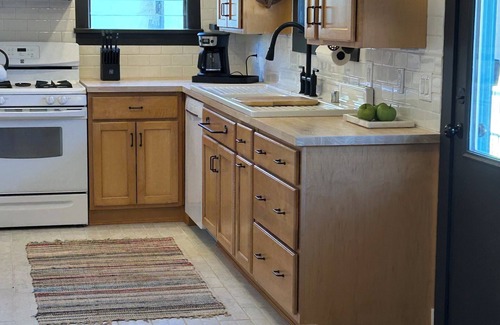Tyrone House | Charming 1800's fully modernized farmhouse in downtown Silver City- pet friendly