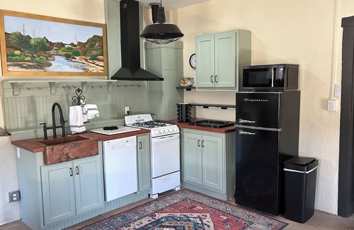 Tyrone House | Charming 1800's fully modernized farmhouse in downtown Silver City- pet friendly