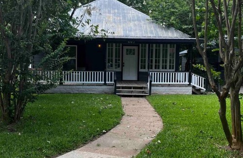 Smithville House | Charming 1920s Restored Bungalow
