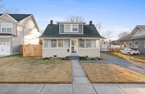 Hampton House | Charming 2 bed 1 bath near Langley Air Force Base