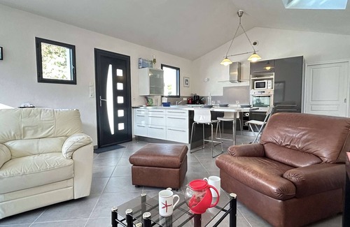 La Gueriniere House | Charming 2-Bed House, Sleep 5, Near Beach with Garden & BBQ