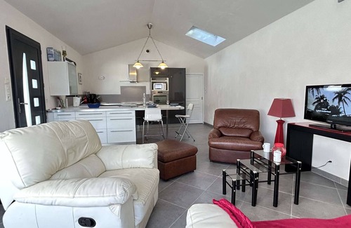 La Gueriniere House | Charming 2-Bed House, Sleep 5, Near Beach with Garden & BBQ