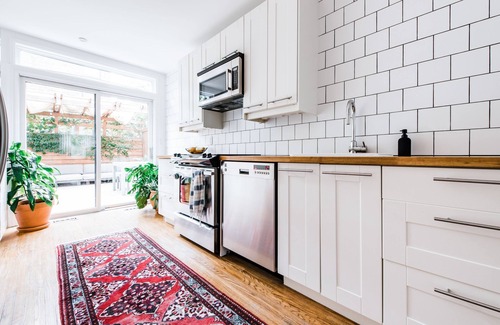 Little Italy House | Charming 2-Bed Semi-Detached House with Open Concept Living in Grapevine Garden