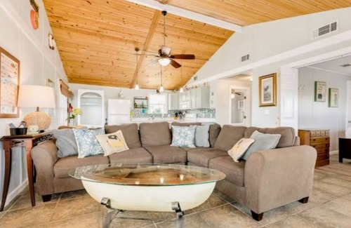 Galveston House | Charming 2-bedroom cottage on the canal in Jamaica Beach.