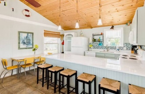 Galveston House | Charming 2-bedroom cottage on the canal in Jamaica Beach.