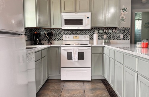 Galveston House | Charming 2-bedroom cottage on the canal in Jamaica Beach.