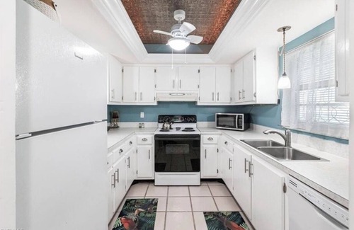 Naples Condo | Charming 2-bedroom, 2 bathroom condo with WiFi, AC in South Naples with lanai