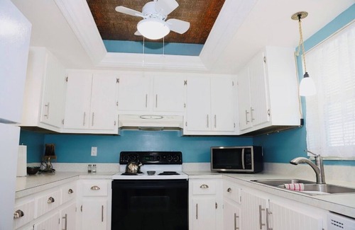 Naples Condo | Charming 2-bedroom, 2 bathroom condo with WiFi, AC in South Naples with lanai