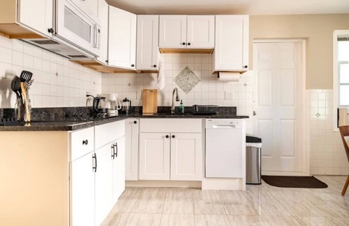 South Medford Apartment | Charming 2-bedroom apartment with parking in lovely Somerville