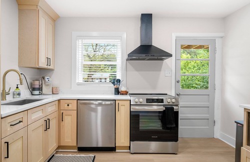 Roswell Apartment | Charming 2-bedroom apartment in lovely downtown Roswell.