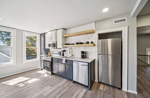 Cherry Street Apartment | Charming 2-bedroom apartment in fabulous Tulsa with AC