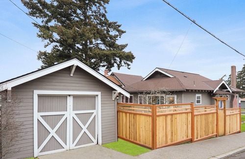 The Dalles House | Charming 2-bedroom bungalow with WiFi, AC in marvelous The Dalles