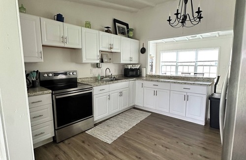 Groveland House | Charming 2-bedroom bungalow on a Private Lake. Great fishing & close to Disney!