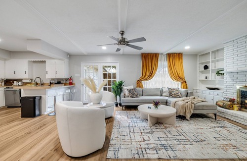 North Dallas House | Charming 2-bedroom bungalow in Dallas 2mins to Northpark mall with WiFi and AC