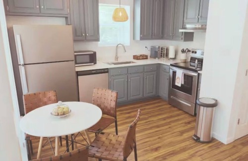 Fairhope Cottage | Charming 2-Bedroom Cottage Nestled Under Oak Trees