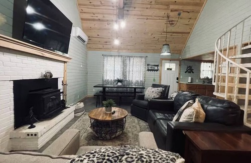 Cookson Cabin | Charming 2-bedroom cottage/cabin in serene Cookson, Ok right on Lake Tenkiller.