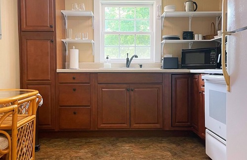 Blair Heights Cottage | Charming 2-bedroom cottage with WiFi and AC in peaceful Madison