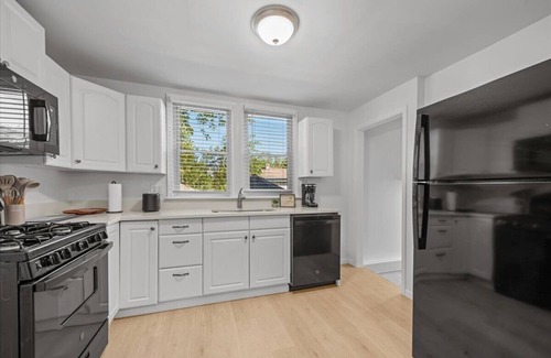 Island Lake Cottage | Charming 2-bedroom cottage, pet friendly, fenced yard, near Fox River!