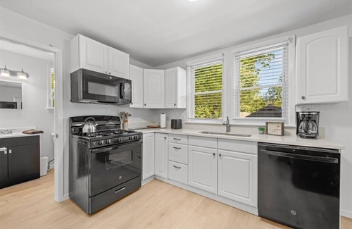 Island Lake Cottage | Charming 2-bedroom cottage, pet friendly, fenced yard, near Fox River!