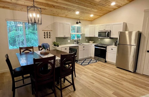 Volcano Cottage | Charming 2-bedroom cottage with a hot tub. 5 Min to Volcanoes National Park!