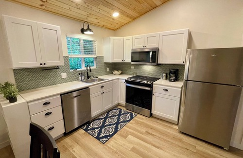 Volcano Cottage | Charming 2-bedroom cottage with a hot tub. 5 Min to Volcanoes National Park!