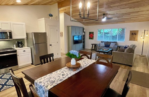 Volcano Cottage | Charming 2-bedroom cottage with a hot tub. 5 Min to Volcanoes National Park!