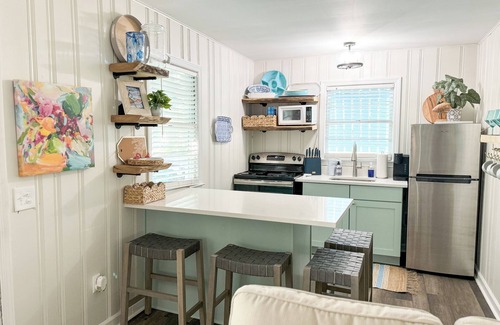 Smith Mountain Lake Apartment | Charming 2-bedroom Cottage located at Va Dare and Portside Bar! Sleeps 4