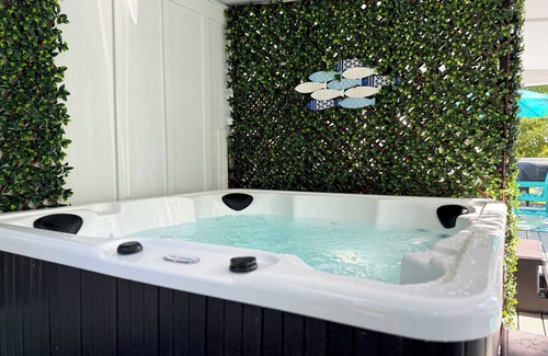 Smith Mountain Lake Apartment | Charming 2-bedroom Cottage located at Va Dare and Portside Bar! Sleeps 4