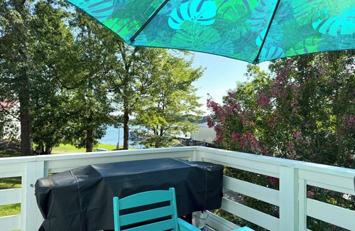 Smith Mountain Lake Apartment | Charming 2-bedroom Cottage located at Va Dare and Portside Bar! Sleeps 4