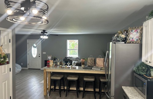 Big Rock Cottage | Charming 2-bedroom cottage in lovely Cadiz with WiFi, AC