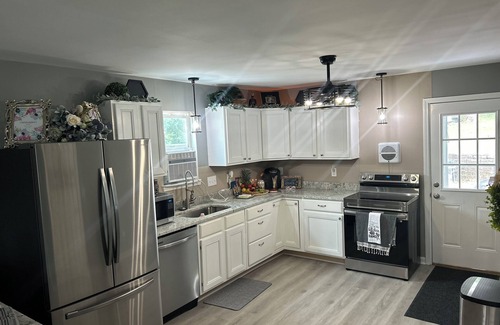 Big Rock Cottage | Charming 2-bedroom cottage in lovely Cadiz with WiFi, AC