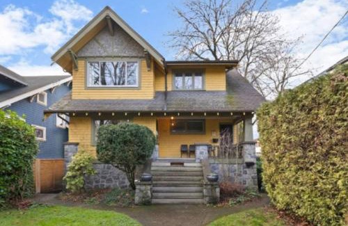 Kitsilano House | Charming 2 bedroom Duplex steps from Jericho Beach