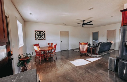 Easley Other | Charming 2-bedroom Farmhouse in Rocheport