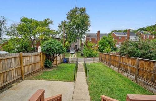 North Michigan Park House | Charming 2-bedroom house with AC, WiFi in lovely Washington