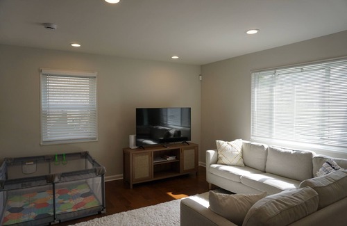 North Michigan Park House | Charming 2-bedroom house with AC, WiFi in lovely Washington