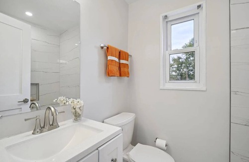 North Michigan Park House | Charming 2-bedroom house with AC, WiFi in lovely Washington