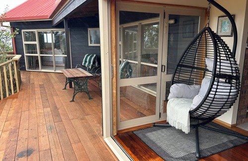 Muriwai House | Charming 2 bedroom home in a peaceful, rural setting, minutes from Muriwai beach