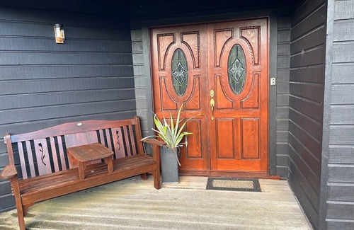 Muriwai House | Charming 2 bedroom home in a peaceful, rural setting, minutes from Muriwai beach