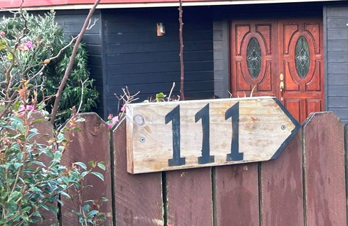 Muriwai House | Charming 2 bedroom home in a peaceful, rural setting, minutes from Muriwai beach