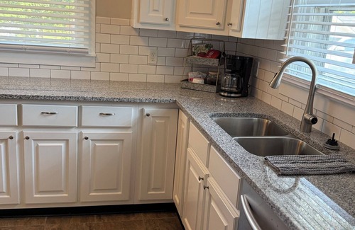 Abbeville House | Charming 2-bedroom house 8 miles from Oxford and Ole Miss! Crib and high chair