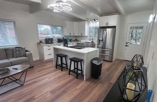 Clear Lake House | Charming 2-bedroom house in peaceful Clearlake with AC & lots of parking