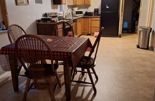 Ellington House | Charming 2-bedroom house in delightful Ellington with WiFi, AC, private big yard