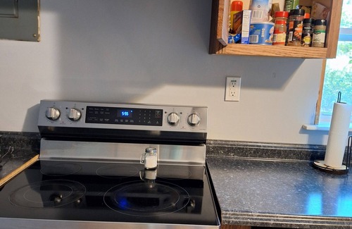 Ellington House | Charming 2-bedroom house in delightful Ellington with WiFi, AC, private big yard